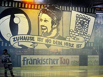 Im Zwischenrunden-Hinspiel gegen Memmingen würdigten die Höchstadter Fans die Verdienste von Christian Eyrich, der den Verein verlassen wird, mit überdimensionalen Transparent. Foto: Picturedreams