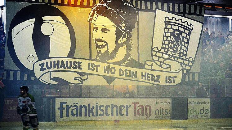 Im Zwischenrunden-Hinspiel gegen Memmingen würdigten die Höchstadter Fans die Verdienste von Christian Eyrich, der den Verein verlassen wird, mit überdimensionalen Transparent. Foto: Picturedreams