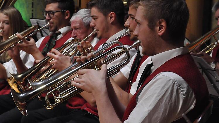 "Dem Rhöner Land die Treue!" Ein schöner Marsch, den die Feuerbergmusikanten Langenleiten unter der Leitung von Edwin Schäfer anstimmten. Foto: Klopf