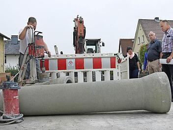 Manfred Künzel (rechts) und Kämmerer Gerhard Friedrich (Zweiter von rechts) sind zufrieden mit dem Verlauf der Kanalsanierung in der Hauptstraße. Bis Ende des Jahres soll die Großbaustelle in der Weidhäuser Ortsmitte abgeschlossen. Foto: Berthold Köhler