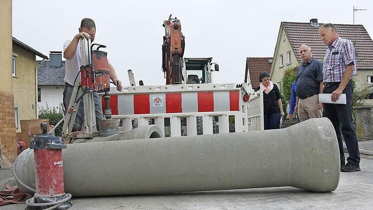 Manfred Künzel (rechts) und Kämmerer Gerhard Friedrich (Zweiter von rechts) sind zufrieden mit dem Verlauf der Kanalsanierung in der Hauptstraße. Bis Ende des Jahres soll die Großbaustelle in der Weidhäuser Ortsmitte abgeschlossen. Foto: Berthold Köhler