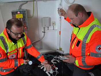 Manuel Vorndran (rechts) und Ariel Karwacki von der Gruppe Helfer vor Ort in Burkardroth zeigen, wie ein im Haushalt Verunglückter versorgt wird.  Foto: Kathrin Kupka-Hahn