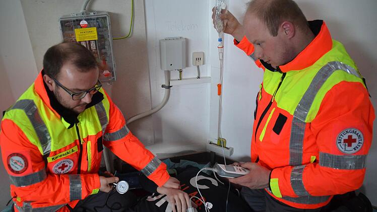 Manuel Vorndran (rechts) und Ariel Karwacki von der Gruppe Helfer vor Ort in Burkardroth zeigen, wie ein im Haushalt Verunglückter versorgt wird.  Foto: Kathrin Kupka-Hahn