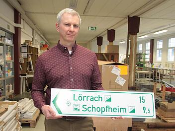 Der Herr der Schilder: Torsten Paschold erstellt mit elf Angestellten Objektbeschilderungen und Leitsysteme. Das Unternehmen aus Kulmbach hat unter anderem die LED-Werbelichtanlagen für das Dampflok-Museum in Neuenmarkt gefertigt. Foto: Jochen Nützel