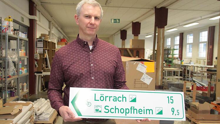 Der Herr der Schilder: Torsten Paschold erstellt mit elf Angestellten Objektbeschilderungen und Leitsysteme. Das Unternehmen aus Kulmbach hat unter anderem die LED-Werbelichtanlagen für das Dampflok-Museum in Neuenmarkt gefertigt. Foto: Jochen Nützel