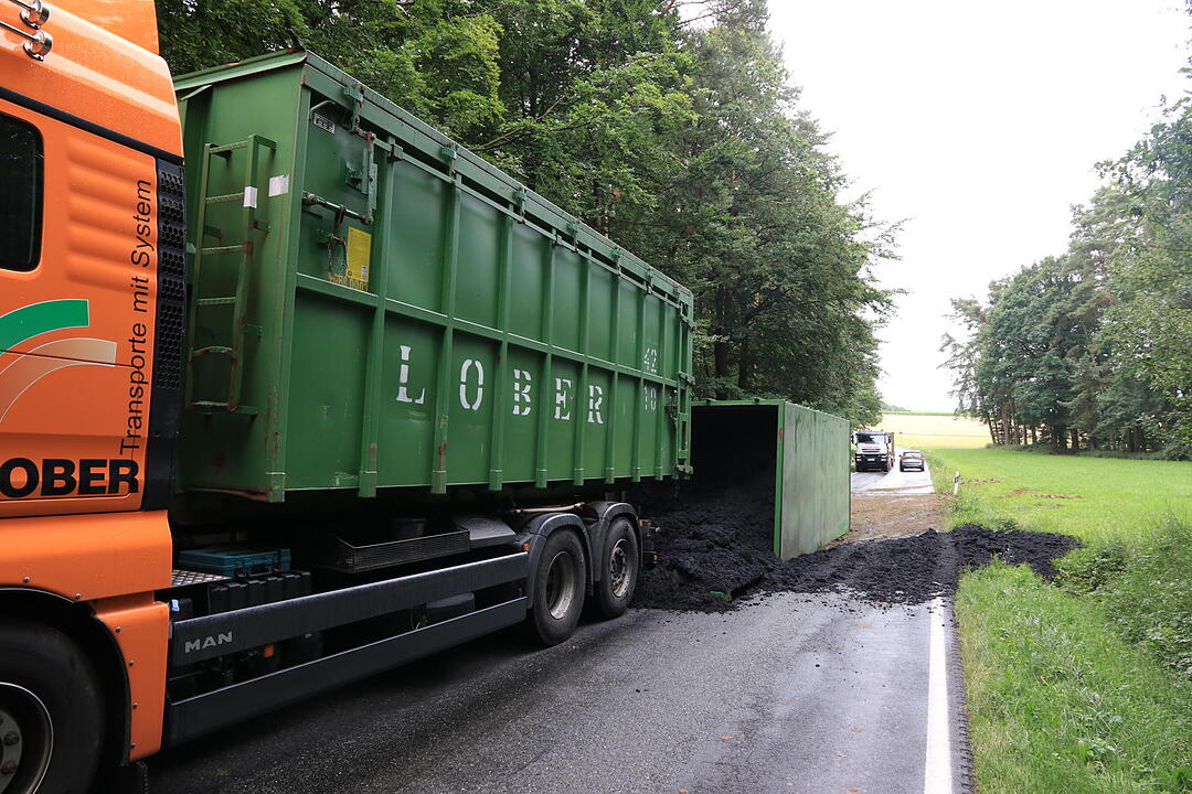 Kreis Bamberg: Lkw-Anhänger kippt um und verliert Ladung – Straße stundenlang gesperrt