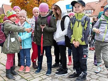 Eine Geocaching-Tour auf Martin Luthers Spuren bietet jetzt die Initiative Rodachtal in Heldburg an. Am Donnerstag konnten Schüler der Grundschule Hellingen sie erstmals testen. Noch ist sich diese Gruppe uneinig, in welche Richtung der Kompass des GPS-Geräts zeigt. Foto: Bettina Knauth