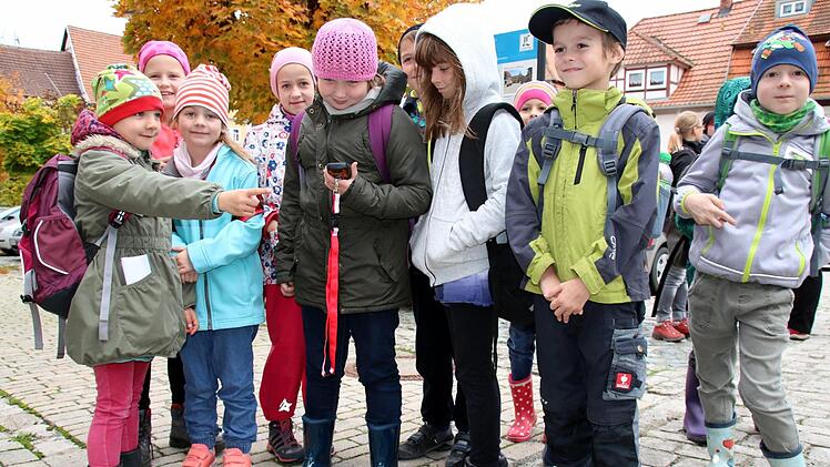 Eine Geocaching-Tour auf Martin Luthers Spuren bietet jetzt die Initiative Rodachtal in Heldburg an. Am Donnerstag konnten Schüler der Grundschule Hellingen sie erstmals testen. Noch ist sich diese Gruppe uneinig, in welche Richtung der Kompass des GPS-Geräts zeigt. Foto: Bettina Knauth