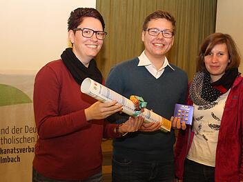 Felix Martel ist der Neue im Team des Bunds der deutschen katholischen Jugend. Bildungsreferentin Claudia Russ und die ehrenamtliche BDKJ-Diözesanvorsitzende Eva Fischer gratulierten ihm zu seiner Wahl. Foto: Sonny Adam