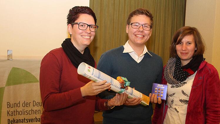 Felix Martel ist der Neue im Team des Bunds der deutschen katholischen Jugend. Bildungsreferentin Claudia Russ und die ehrenamtliche BDKJ-Diözesanvorsitzende Eva Fischer gratulierten ihm zu seiner Wahl. Foto: Sonny Adam