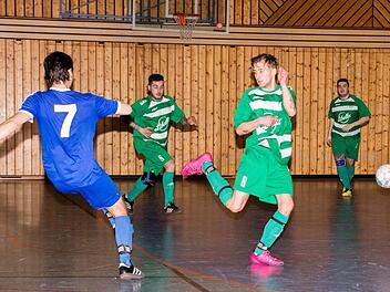 Recht einseitig verlief die Partie zwischen dem FC Michelau und dem VfB Neuensee. Hier schl&auml;gt ein strammer Schuss eines VfBlers im Tor der Gastgeber ein.  Foto: Klaus Gagel