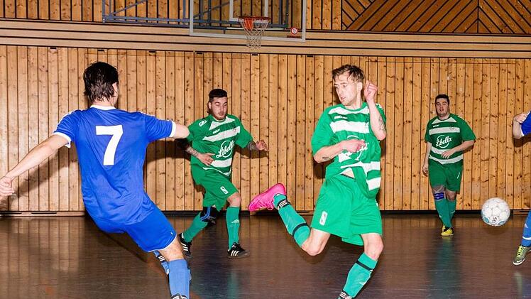 Recht einseitig verlief die Partie zwischen dem FC Michelau und dem VfB Neuensee. Hier schl&auml;gt ein strammer Schuss eines VfBlers im Tor der Gastgeber ein.  Foto: Klaus Gagel
