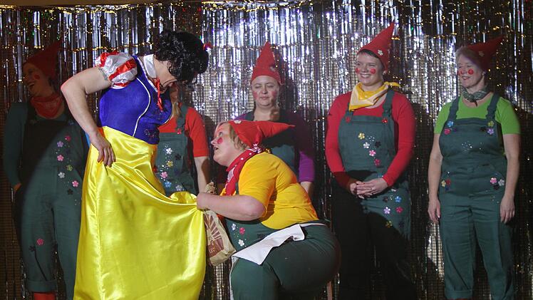 Die "lustigen Weiber von Neubrunn" als "7 Zwerge mit Schneewittchen".