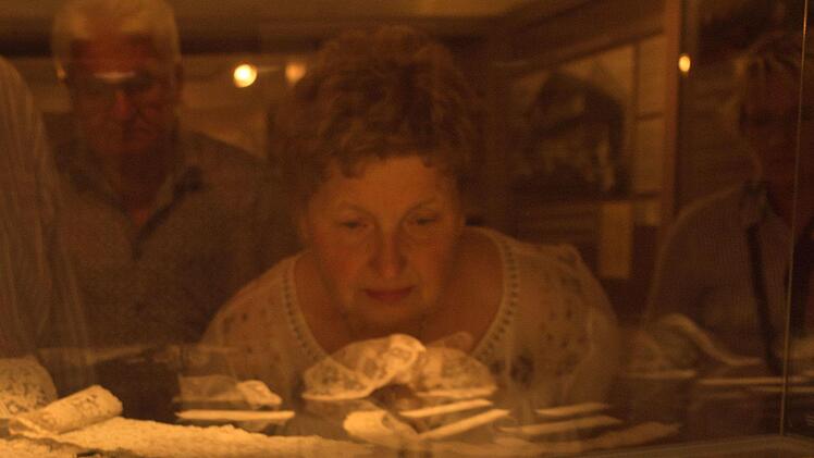 Die ausgestellten Spitzen im Kl&ouml;ppelmuseum faszinierten nicht nur die Frauen (im Bildhintergrund Claudia Wagner).