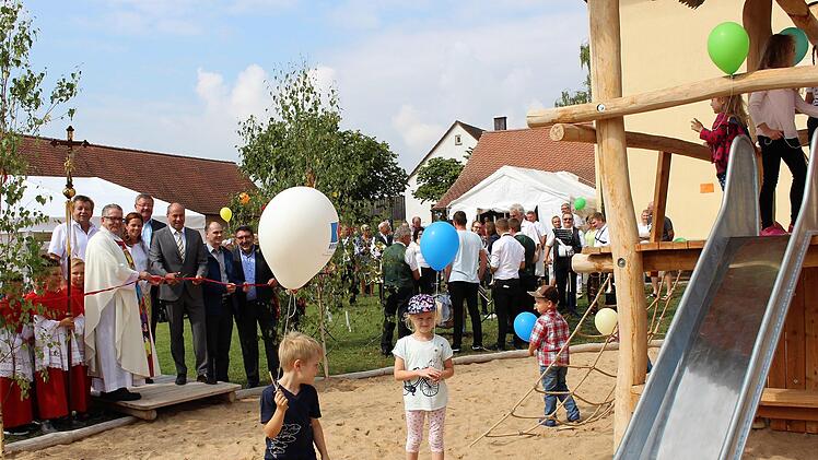 Die Kinder nahmen ihren Spielplatz gleich in Beschlag. Foto: Evi Seeger