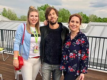 Carina Möckel (links) und ihre Mutter lernten Musiker Max Giesinger kennen. Foto: privat