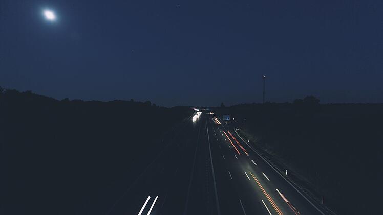 Eine Reisegruppe lief am Montagmorgen auf der A9 bei Schnaittach die Autobahn entlang. Ihr Bus hatte eine Panne gehabt. Symbolfoto: markusspiske/Pixabay.com