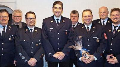 Verabschiedung und Ehrung bei der Feuerwehr Großgarnstadt: von links der bisherige Schriftführer Meik Reißenweber, Zweiter Bürgermeister Joachim Hassel, Kommandant Markus Kaiser, André Heymann, Vorsitzender Jürgen Gerlicher, der geehrte Markus Schmittlein, Kreisbrandmeister Jochen Mann und Björn Bauersachs Foto: Alexandra Kemnitzer