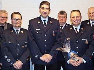 Verabschiedung und Ehrung bei der Feuerwehr Großgarnstadt: von links der bisherige Schriftführer Meik Reißenweber, Zweiter Bürgermeister Joachim Hassel, Kommandant Markus Kaiser, André Heymann, Vorsitzender Jürgen Gerlicher, der geehrte Markus Schmittlein, Kreisbrandmeister Jochen Mann und Björn Bauersachs Foto: Alexandra Kemnitzer