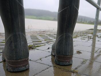 Land unter am Fuße der  Eierberge: Im südlichen Itzgrund (hier bei Lahm) stehen weite Flächen unter Wasser. Ursache sind die überdurchschnittlich starken Regenfälle der vergangenen Tage - insbesondere in den südlichen Ausläufern des Thüringer Waldes. - Foto: Berthold Köhler