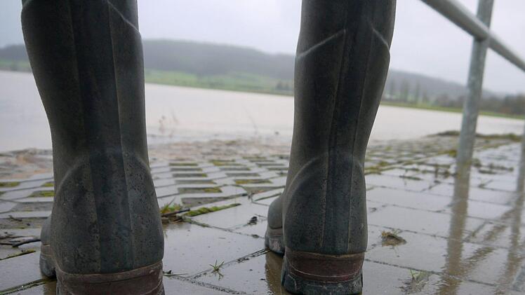 Land unter am Fuße der  Eierberge: Im südlichen Itzgrund (hier bei Lahm) stehen weite Flächen unter Wasser. Ursache sind die überdurchschnittlich starken Regenfälle der vergangenen Tage - insbesondere in den südlichen Ausläufern des Thüringer Waldes. - Foto: Berthold Köhler
