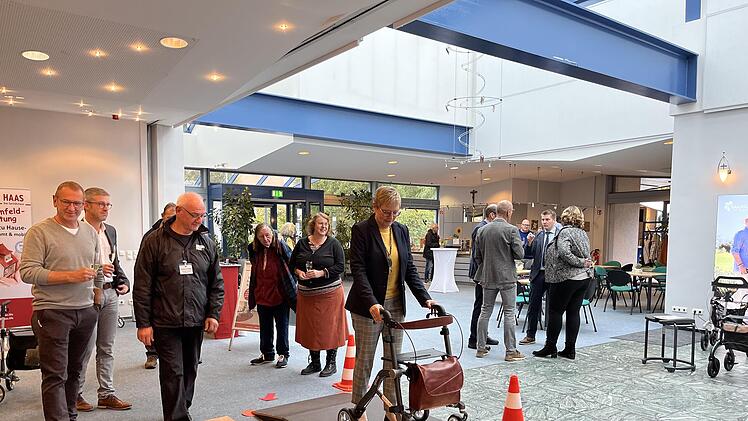 Staatssekretärin Sabine Dittmar bei Übungen am eigens aufgebauten Rollator-Parcours.