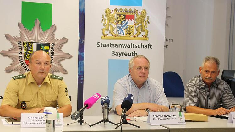 Pressekonferenz mit (von links) Georg Löffler, Präsidialbüro des Polizeipräsidiums Oberfranken, Leitender Oberstaatsanwalt Thomas Janovsky und der Leiter der Ermittlungsgruppe, Kriminalhauptkommissar Helmut Kralik.