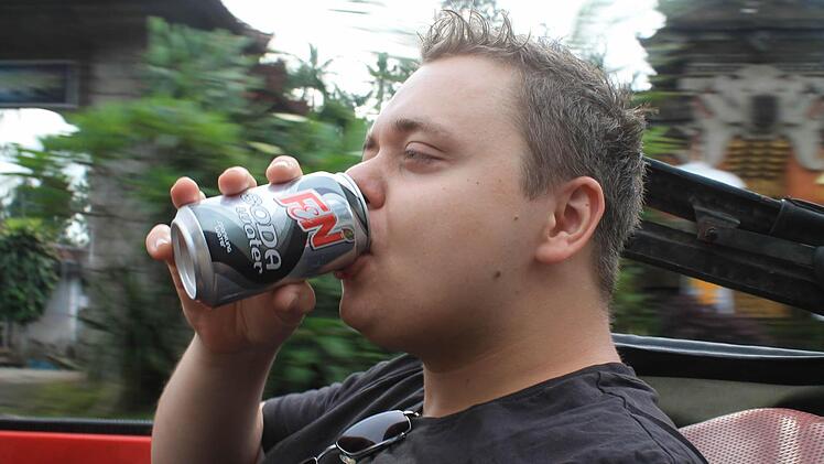 Auf zur nächsten Station: Marcus Müller beim Foodhunting auf Bali; stilecht im Cabrio mit Wasserdose.