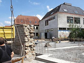 Zwischen der alten Ringmauer und dem Feuerwehrhaus entsteht die Kindertagesstätte Foto:Gerd Schaar