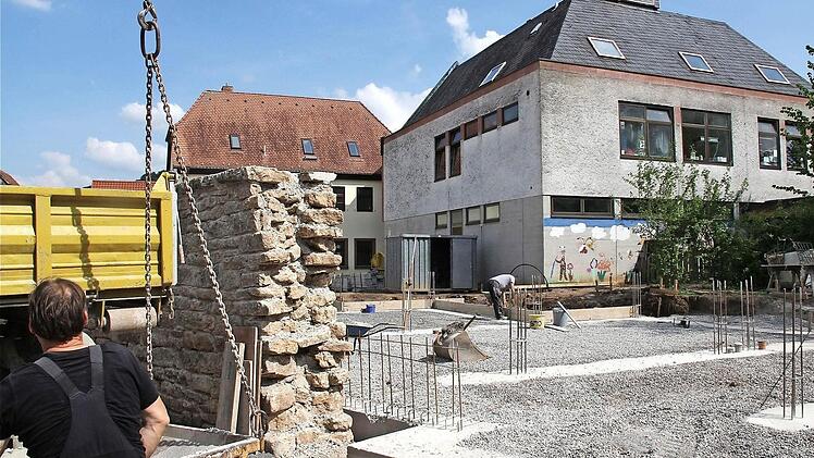 Zwischen der alten Ringmauer und dem Feuerwehrhaus entsteht die Kindertagesstätte Foto:Gerd Schaar