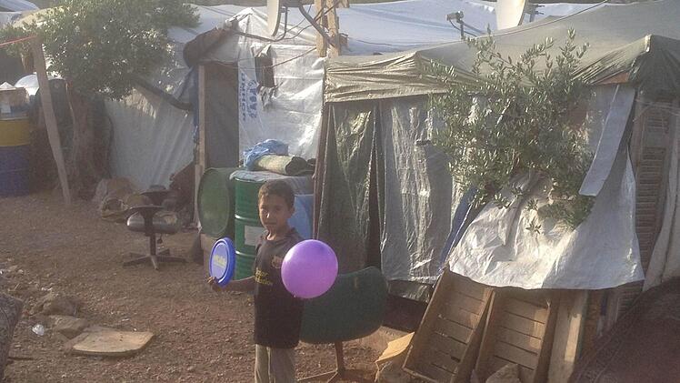 Die Flüchtlinge leben unter erbärmlichen Umständen in Zeltverschlägen, Häuserruinen, in den Bergen und Wäldern.