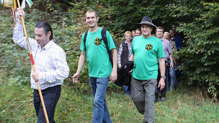 Zusammen mit der Ortsgruppe Schnaid führten die Bernsteiner eine Wanderung auf dem Süßgutenweg durch.  Foto: Michael Wunder