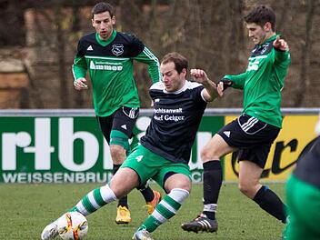 Die Rückkehr von Christian Brandt (am Ball) von Bayern Hof zum SV Friesen hat bisher noch nicht zu erhofften Erfolg geführt. Foto: Heinrich Weiß