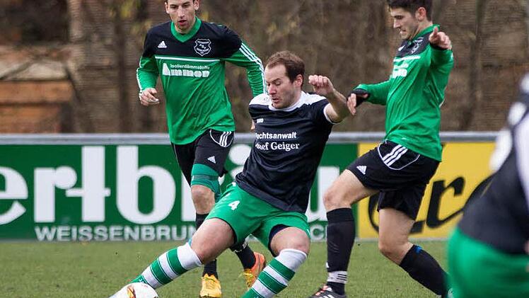 Die Rückkehr von Christian Brandt (am Ball) von Bayern Hof zum SV Friesen hat bisher noch nicht zu erhofften Erfolg geführt. Foto: Heinrich Weiß