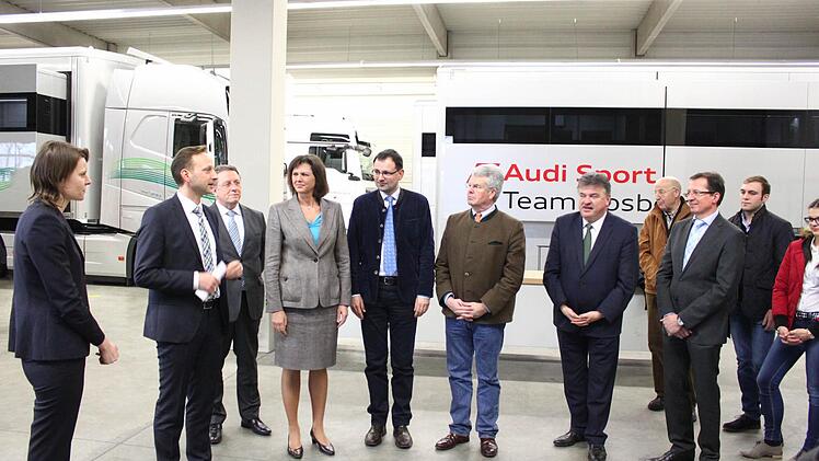 Ilse Aigner besucht Fahrzeugbau Hofmann in Mainleus. Foto: Jürgen Gärtner