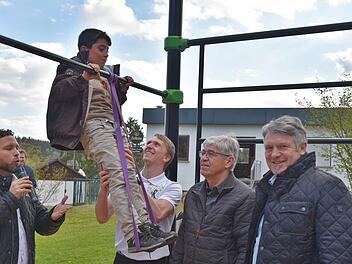 Bürgermeister Martin Finzel, der neunjährige Ahmed, Christian Birke, Dritter Bürgermeister Winfried Beyer und Zweiter Bürgermeister Wolfgang Beyer testen das Aktivgerät am neuen Rastplatz. Foto: Gabi Arnold