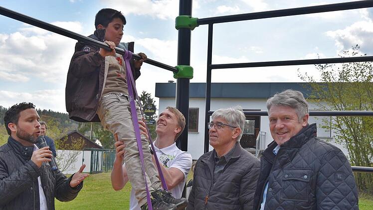 Bürgermeister Martin Finzel, der neunjährige Ahmed, Christian Birke, Dritter Bürgermeister Winfried Beyer und Zweiter Bürgermeister Wolfgang Beyer testen das Aktivgerät am neuen Rastplatz. Foto: Gabi Arnold