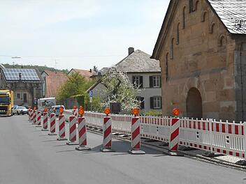 Hier geht es eng zu: ein Teil der Ebracher Ortsdurchfahrt (B22) ist nur halbseitig befahrbar. Foto: Walter Hanslok