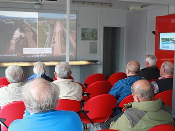 Eine Wandergruppe aus Bamberg schaut sich im Informationspunkt das neueste Drohnenvideo von der Baustelle an.Fotos: Hans Kurz