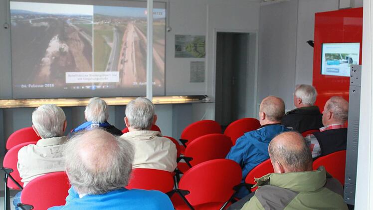 Eine Wandergruppe aus Bamberg schaut sich im Informationspunkt das neueste Drohnenvideo von der Baustelle an.Fotos: Hans Kurz