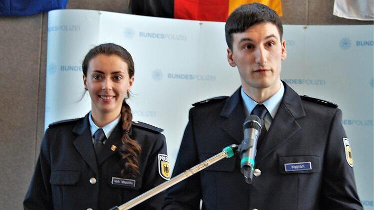 Lehrgangssprecher Kerim Kaplan und seine Stellvertreterin Marlena von Malottki blickten auf 30 harte Ausbildungsmonate zurück. Foto: Sigismund von Dobschütz