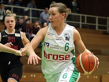 Mara Münder (r.) kam im letzten Heimspiel gegen Wasserburg II nach kraftvollem Antritt zu schönen Korbaktionen. Foto: sportpress