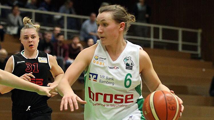 Mara Münder (r.) kam im letzten Heimspiel gegen Wasserburg II nach kraftvollem Antritt zu schönen Korbaktionen. Foto: sportpress