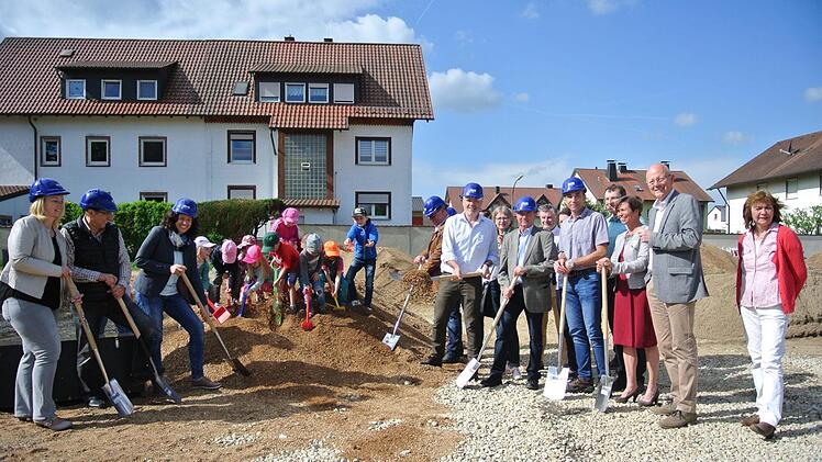 Schaufeln f&uuml;r die Kleinen, Helme f&uuml;r die Gro&szlig;en. Alle gut ausgestattet. Foto: Franziska Wagner