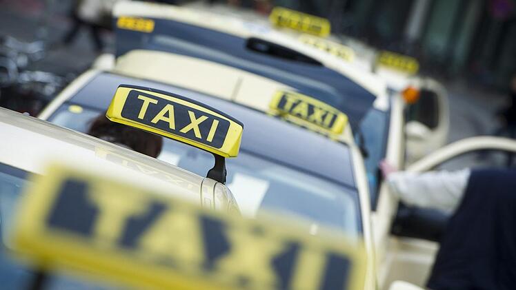 Eine Seniorin hat in Ellingen einen Taxifahrer angegriffen. Symbolbild. Ole Spata/dpa