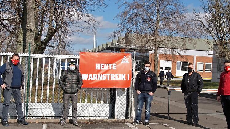 Arbeiter des Tubenherstellers Albéa legten eine Stunde früher die Arbeit nieder. Johannes Berthold (links) und Bambergs IG Metall-Geschäftsführer Martin Feder (rechts).