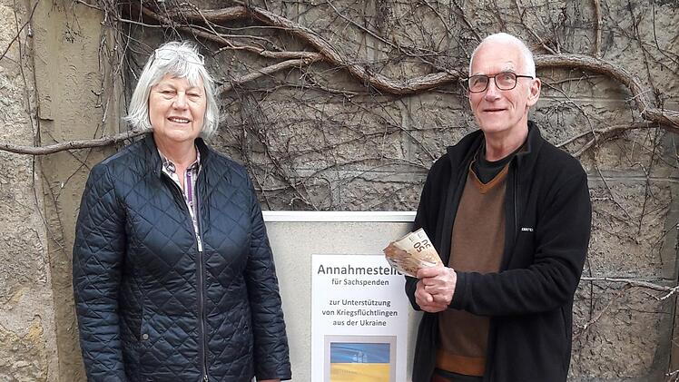 Geldübergabe: Theresia Kiesel hat 500 Euro für die Ukrainehilfe gespendet. Foto: Hessel