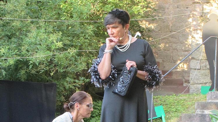 Emily Brent (Sandra Eichelbrönner-Fickert) gesteht Lady Laura Warcrave (Elisabeth Lampert) ihr Versagen, das mit dem Tod eines jungen Menschen endete. Foto: Winfried Ehling