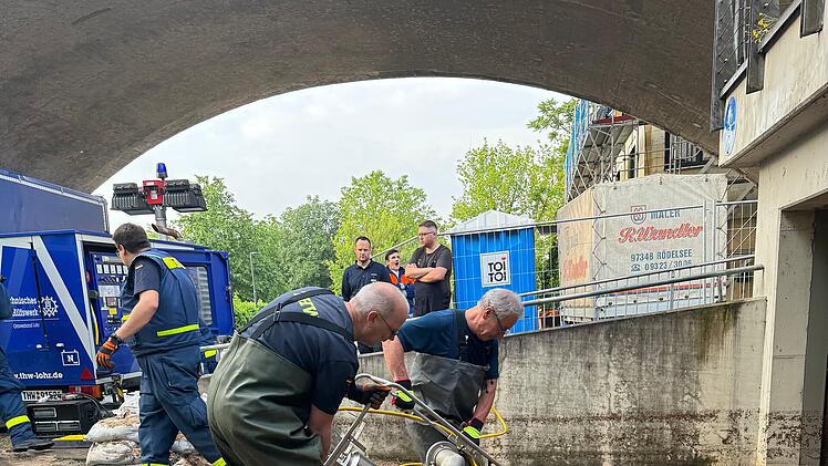 Hochwasser in Kitzingen: Ganze Straßen "abgesoffen" - Tiere mit Boot vor Ertrinken gerettet
