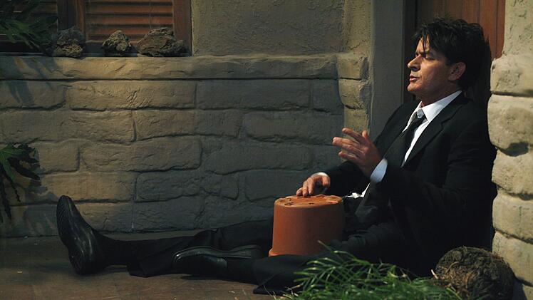 Irgendwann hatte er den Bogen &uuml;berspannt: Charlie Sheens (Drogen-)Eskapaden vor und hinter der Kamera f&uuml;hrten 2011 zum Rausschmiss aus der Serie.